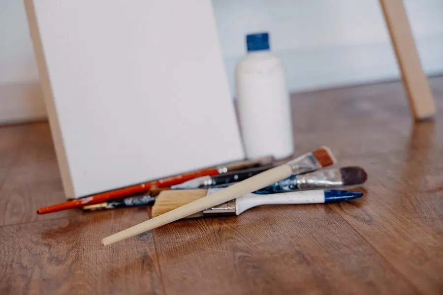 Pinsel und Farbe am Atelier-Boden